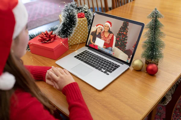 戴着圣诞礼帽的白人妇女带着微笑的母亲和女儿打电话给他们 圣诞节 节日和通信技术 — 图库照片