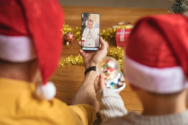 Père Fils Caucasiens Chapeaux Santa Faire Appel Vidéo Noël Smartphone — Photo