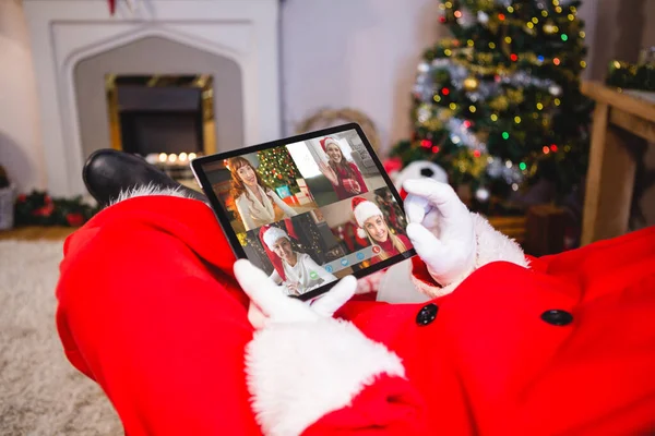 Санта Хлопает Ладоши Четырех Улыбающихся Женщин Рождество Праздник Коммуникационные Технологии — стоковое фото