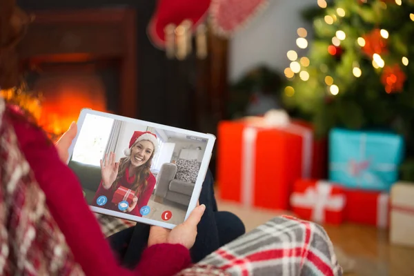 Rousse Aide Une Tablette Informatique Noël Maison Dans Salon — Photo