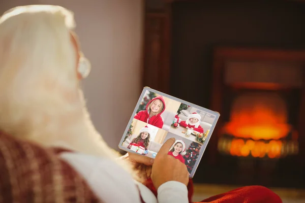 Pai Natal Tocando Tablet Casa Sala Estar — Fotografia de Stock