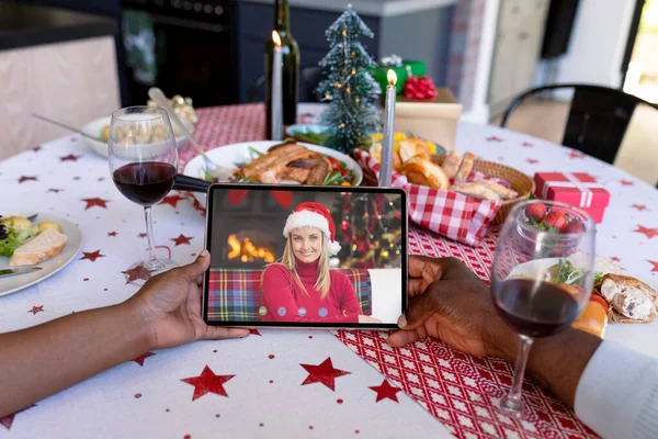 Afrikai Amerikai Házaspár Kezében Tabletta Fehér Nővel Képernyőn Karácsony Ünnepség — Stock Fotó