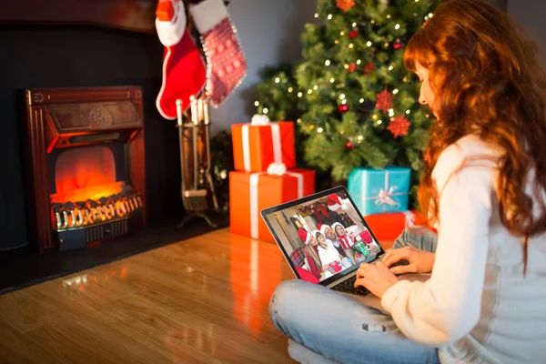 Femme Rousse Assise Sur Sol Utilisant Ordinateur Portable Noël Maison — Photo