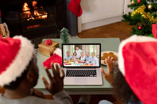 戴着圣诞礼帽 戴着圣诞礼帽的非洲裔美国人夫妇和他们的朋友通了电话 圣诞节 节日和通信技术 — 图库照片
