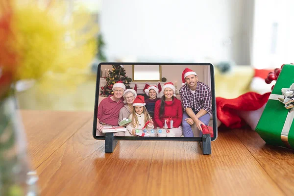 Joyeux Caucasien Multi Génération Famille Noël Souriant Sur Tablette Écran — Photo