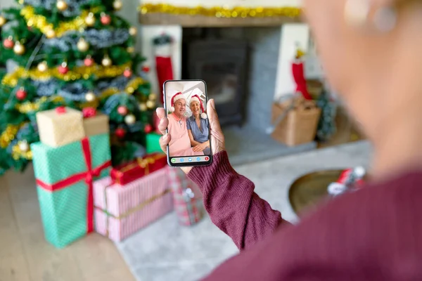 Femme Faisant Smartphone Appel Vidéo Noël Avec Couple Caucasien Senior — Photo