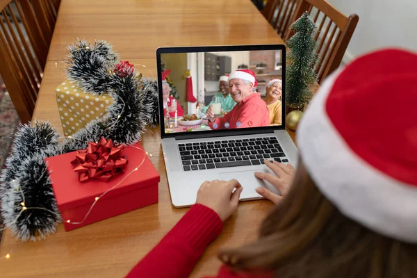 多様な先輩の笑顔でノートパソコンのクリスマスビデオ通話を作る白人女性 クリスマスやお祭りや通信技術は — ストック写真