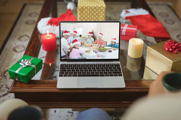 在笔记本电脑的圣诞视频呼叫屏幕上 戴着圣诞礼帽的多代高加索家庭在微笑 圣诞节 节日和通信技术 — 图库照片