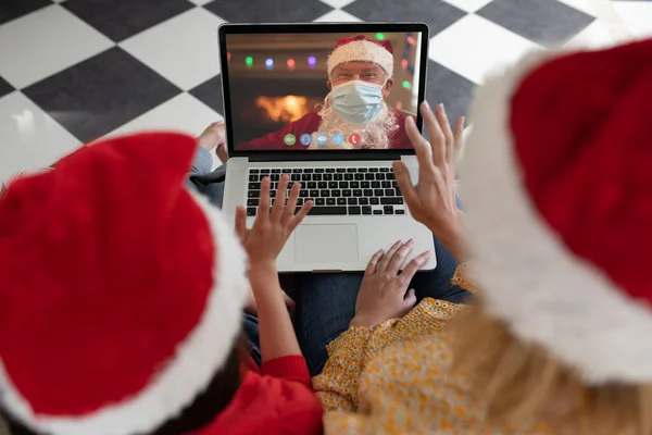 Vit Mamma Och Barn Tomte Hatt Jul Laptop Video Samtal — Stockfoto