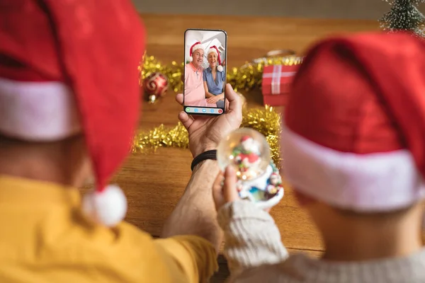 Père Fils Caucasiens Chapeaux Santa Sur Smartphone Appel Vidéo Noël — Photo