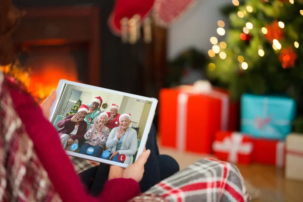 在圣诞节期间在家使用平板电脑 在客厅里的红发女郎 — 图库照片