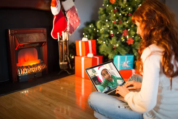 Rude Włosy Kobieta Siedzi Podłodze Przy Użyciu Laptopa Boże Narodzenie — Zdjęcie stockowe