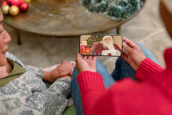 Две Разноплановые Подружки Рождественский Видеозвонок Смартфон Санта Клаусом Рождество Праздник — стоковое фото