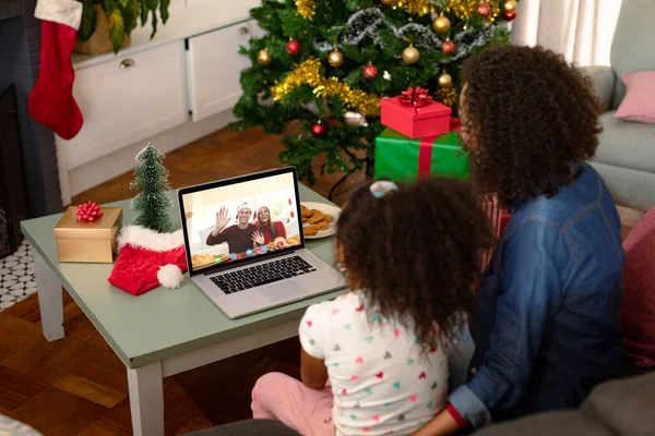 新生児の母親と娘は 白人のカップルを振ってラップトップのクリスマスビデオ通話を作ります クリスマスやお祭りや通信技術は — ストック写真
