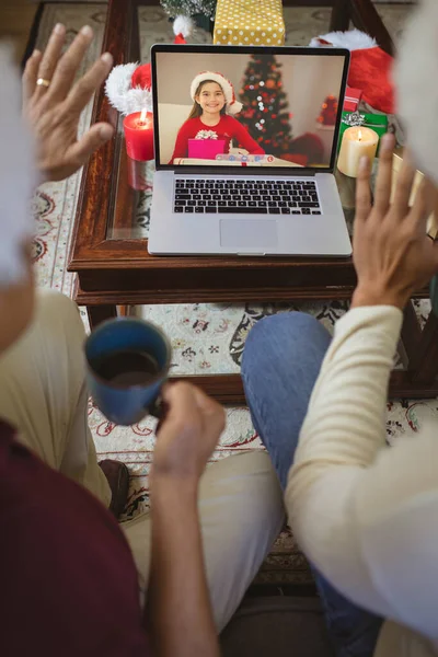 Deux Hommes Agitant Faisant Appel Vidéo Noël Ordinateur Portable Avec — Photo