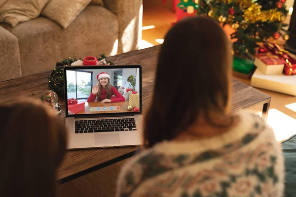 母亲和女儿与快乐的 挥手的高加索女人一起在笔记本电脑上做圣诞视频通话 圣诞节 节日和通信技术 — 图库照片
