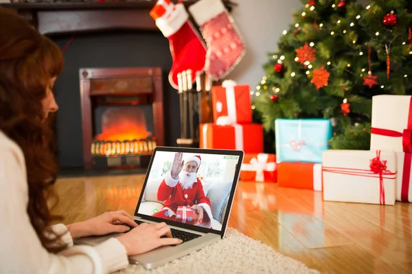 집에서 크리스마스에 거실에서 노트북을 바닥에 — 스톡 사진
