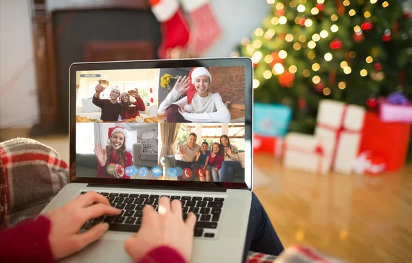 Bakifrån Redhead Att Skriva Laptop Vid Jul Hemma Vardagsrummet — Stockfoto