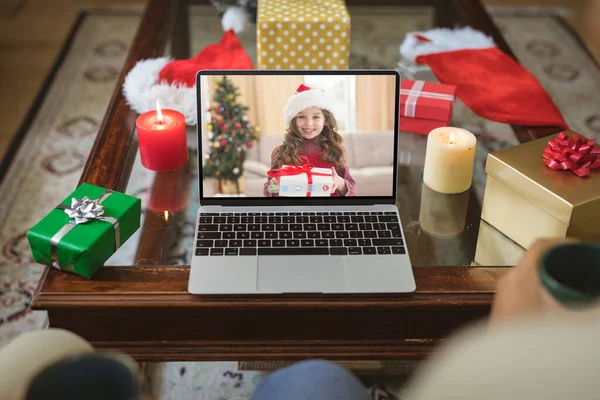 在笔记本电脑的圣诞视频呼叫屏幕上微笑着戴着圣塔帽的高加索女孩 圣诞节 节日和通信技术 — 图库照片