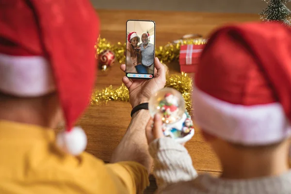 Père Fils Chapeaux Santa Faire Appel Vidéo Smartphone Noël Avec — Photo