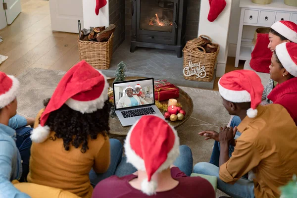 Família Biracial Chapéus Papai Noel Natal Videochamada Laptop Com Amigo — Fotografia de Stock