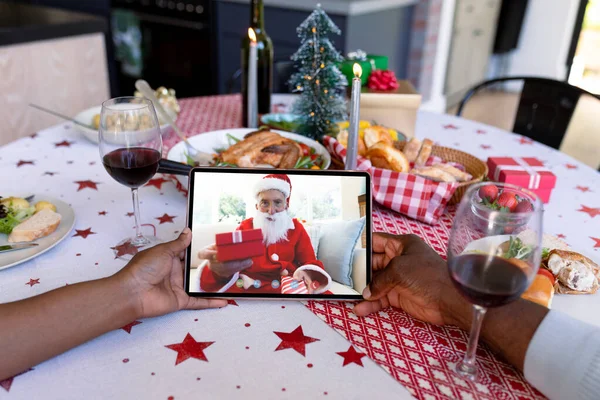 Händerna Afrikanskt Amerikanskt Par Som Håller Tablett Med Tomten Skärmen — Stockfoto