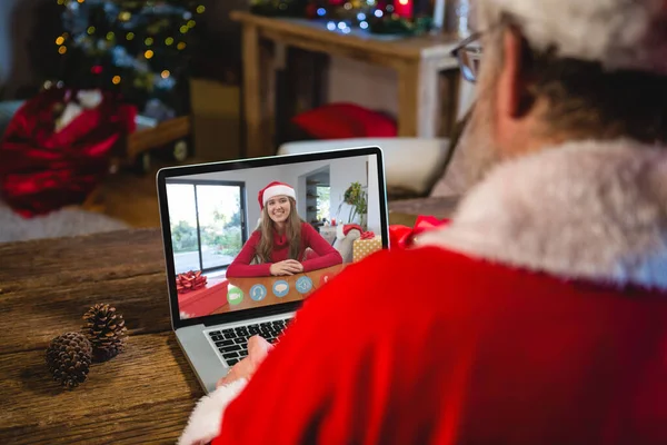 白人女性とクリスマスのラップトップビデオ通話で白人のサンタクラス クリスマスやお祭りや通信技術は — ストック写真