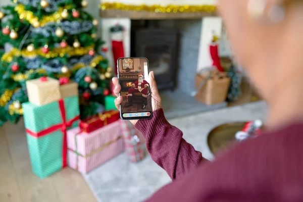 Γυναίκα Κάνει Smartphone Χριστουγεννιάτικη Βιντεοκλήση Τον Άγιο Βασίλη Μάσκα Προσώπου — Φωτογραφία Αρχείου