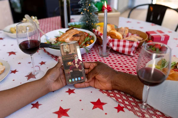 Afrikanska Amerikanska Par Smartphone Jul Videosamtal Med Tomten Claus Jul — Stockfoto