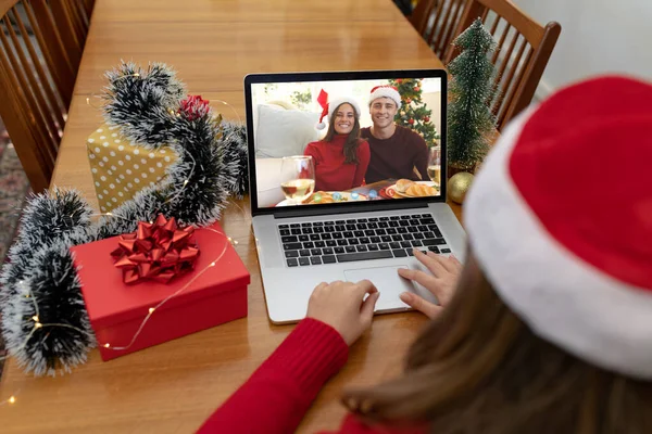 在圣诞节的笔记本电脑视频电话与高加索夫妇的高加索女人 圣诞节 节日和通信技术 — 图库照片
