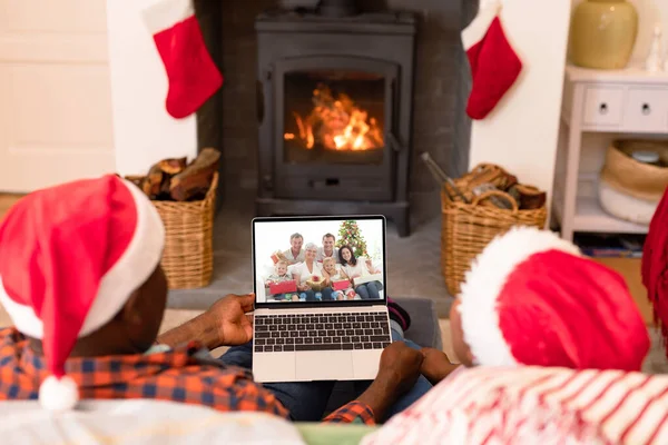 Casal Afro Americano Chapéus Papai Noel Videochamada Natal Com Família — Fotografia de Stock