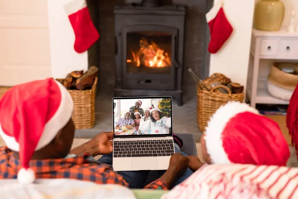 Casal Afro Americano Fazendo Videochamada Natal Para Laptop Com Família — Fotografia de Stock