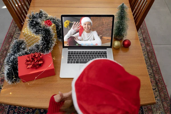 白人妇女在圣诞节笔记本电脑视频通话与高加索妇女 圣诞节 节日和通信技术 — 图库照片