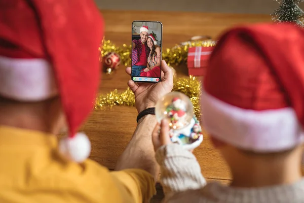 Père Fils Chapeaux Santa Faire Appel Vidéo Noël Smartphone Avec — Photo