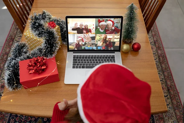 Yılbaşı dizüstü bilgisayarındaki beyaz kadın çeşitli arkadaş grubuyla görüntülü görüşme yaptı. Noel, şenlik ve iletişim teknolojisi.