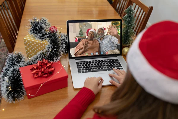 与非洲裔美国夫妇在圣诞笔记本电脑视频通话的高加索女人 圣诞节 节日和通信技术 — 图库照片