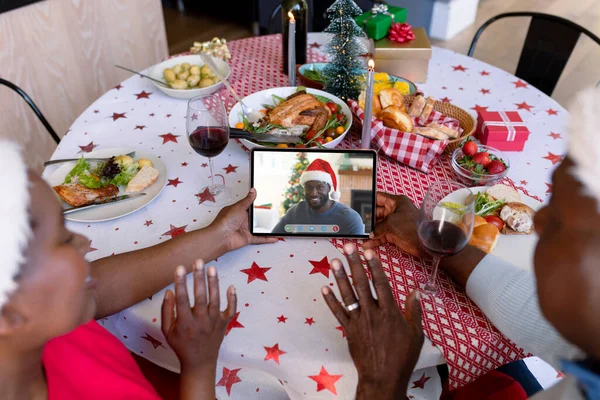 Senior Afrikanska Amerikanska Par Gör Jul Smartphone Videosamtal Med Leende — Stockfoto
