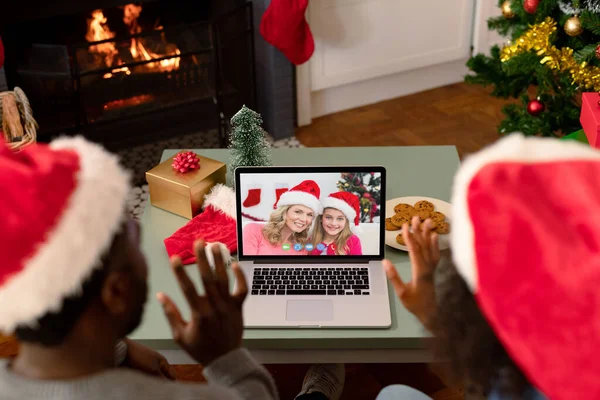 正在摇曳的非洲裔美国夫妇带着笑着的母亲和女儿给笔记本电脑打圣诞视频电话 圣诞节 节日和通信技术 — 图库照片