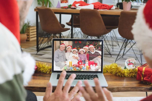 Pareja Caucásica Sombrero Santa Videollamada Navidad Ordenador Portátil Con Familia — Foto de Stock