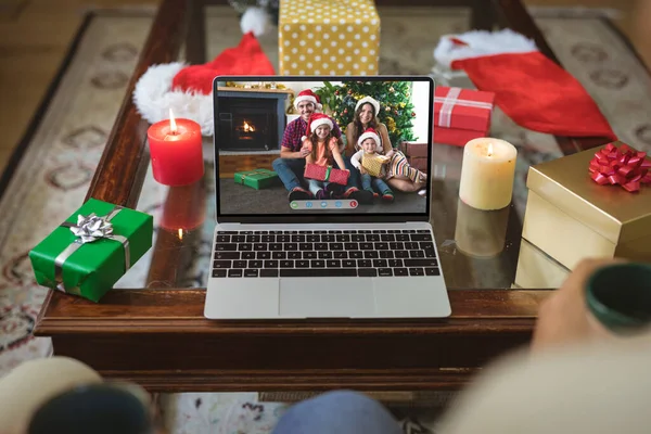圣诞节的时候 在笔记本电脑视频呼叫屏幕上戴着圣诞帽的快乐的高加索家庭 圣诞节 节日和通信技术 — 图库照片