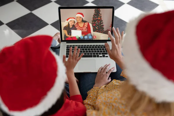 圣诞节期间 戴着圣诞礼帽的非裔美国母亲和孩子们和朋友们一起在笔记本电脑上打电话 圣诞节 节日和通信技术 — 图库照片