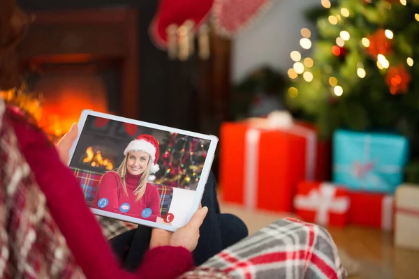 Vöröshajú Tabletta Számítógép Segítségével Karácsonykor Otthon Nappaliban — Stock Fotó