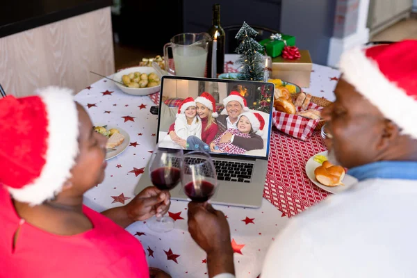 Äldre Afrikanskt Amerikanskt Par Ringer Bärbar Dator Jul Videosamtal Med — Stockfoto