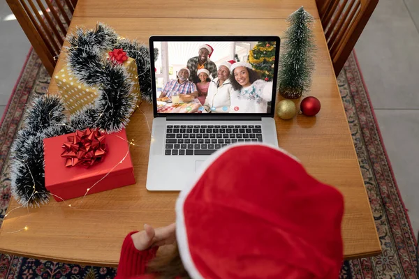 在笔记本电脑上戴着圣诞礼帽的白人女人带着微笑的家人打电话来 圣诞节 节日和通信技术 — 图库照片