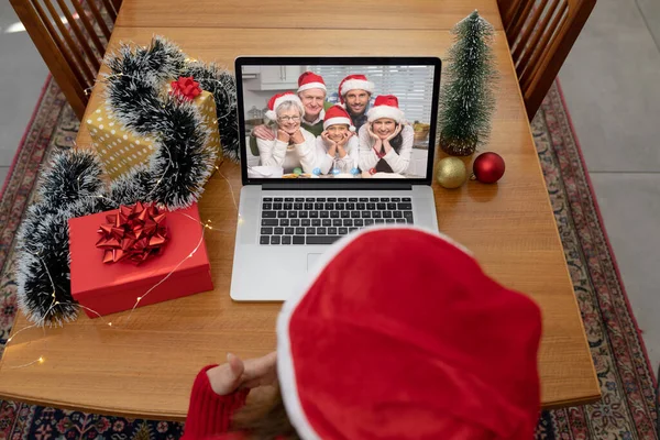 高加索女人带着三代高加索人的微笑打来手提电脑圣诞视频电话 圣诞节 节日和通信技术 — 图库照片