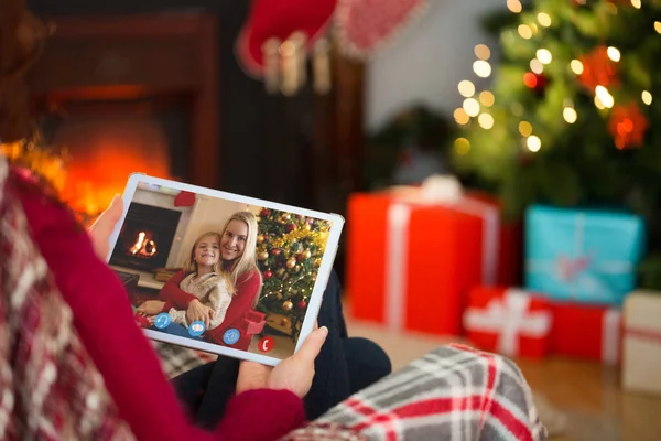 赤毛のリビング ルームでクリスマスを自宅でタブレット コンピューターを使用して — ストック写真
