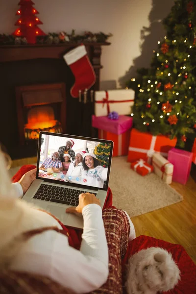 Père Noël Assis Sur Fauteuil Tapant Sur Ordinateur Portable Maison — Photo