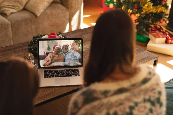 Mor Och Dotter Gör Laptop Jul Videosamtal Med Viftande Seniora — Stockfoto