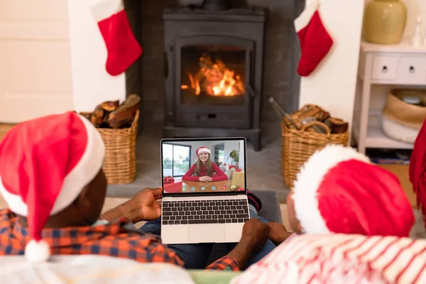 Casal Afro Americano Fazendo Videochamada Natal Para Laptop Com Mulher — Fotografia de Stock