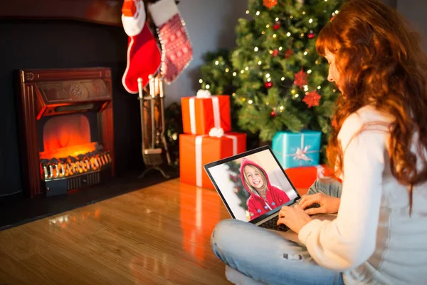 Pelirroja Sentada Suelo Usando Portátil Navidad Casa Sala Estar — Foto de Stock